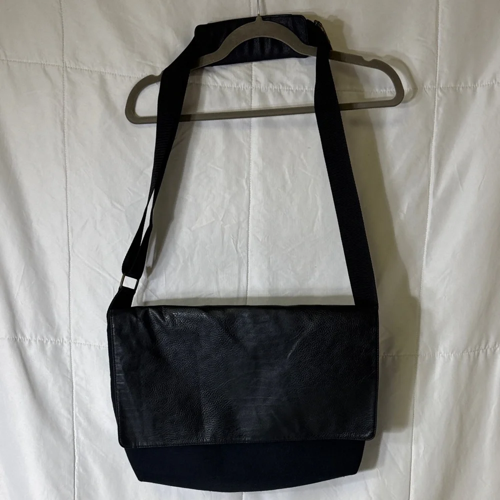 Attitude Black Leather & Canvas Messenger Bag Crossbody‎ Adjustable Strap